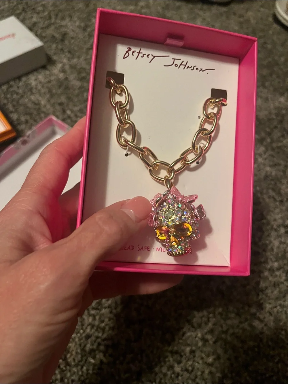 Betsey Johnson necklace - Picture 2 of 4